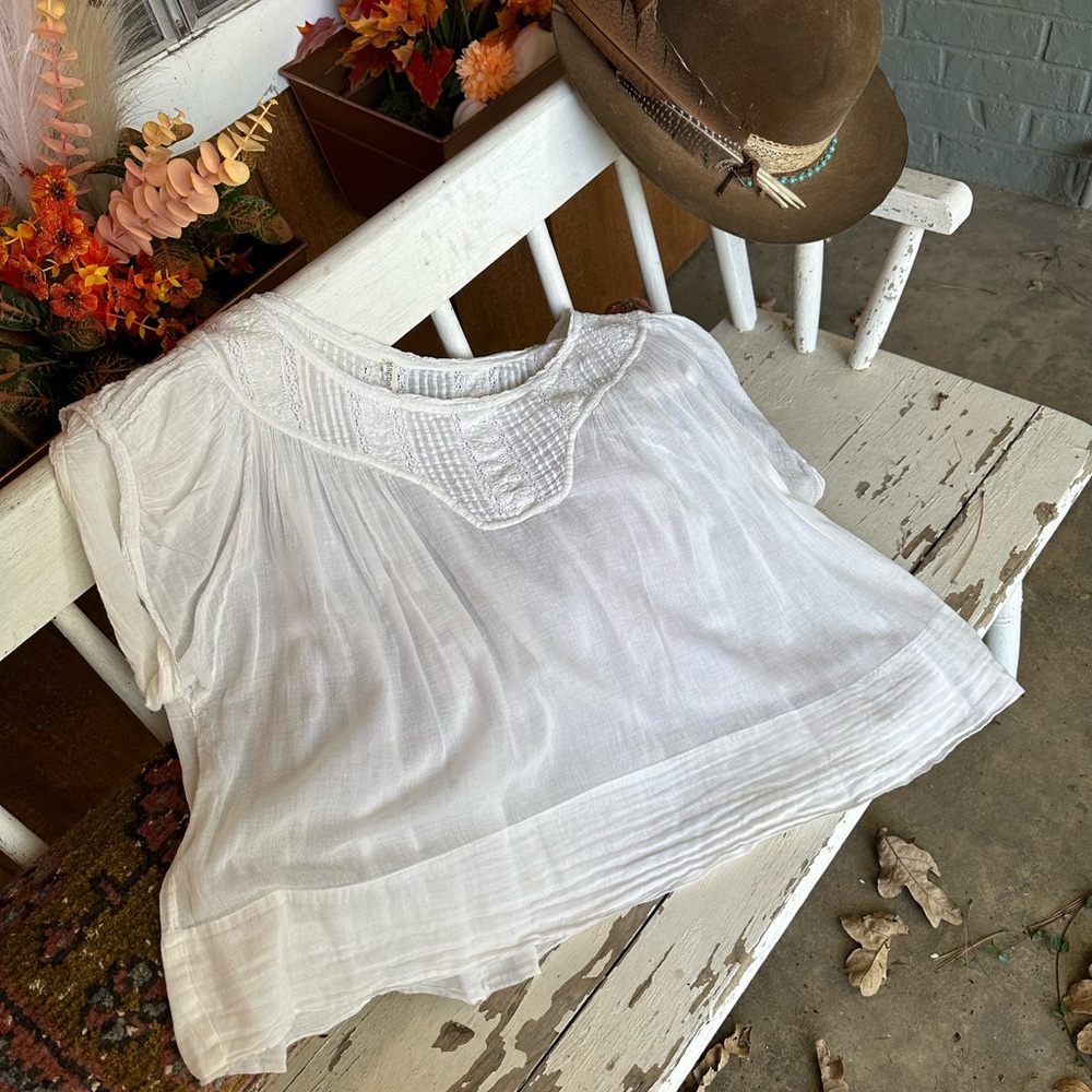 Semi-sheer Magnolia Pearl Blouse. Excellent condition!